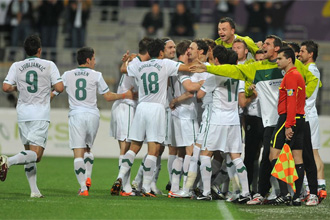 Los jugadores eslovenos celebran un gol