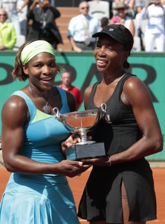 Serena y Venus Williams posan con el ttulo de Roland Garros.