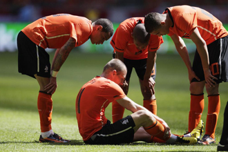 Robben se duele en el csped mientras varios compaeros se interesan por su estado.