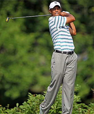 Tiger Woods efecta un golpe en el torneo The Memorial.