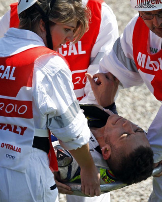 Rossi ofrece claras muestras de dolor tras caerse en Mugello