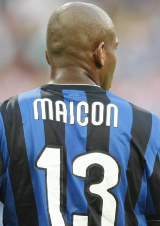 Maicon durante un partido con el Inter