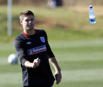 Gerrard lanza una botella durante un entrenamiento de Inglaterra