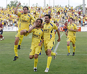 Sergio Mora celebra el primer gol del Alcorcn.