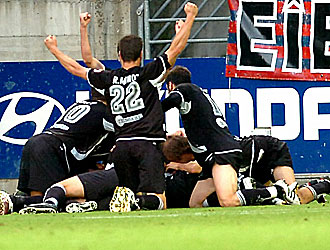 Los jugadores del Ontinyent celebran el gol de la victoria en Ipurua