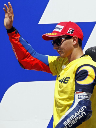 Lorenzo, con la camiseta dedicada a Rossi en el podio de Mugello