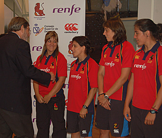 Jaime Lissavetzky fue saludando una a una a las integrantes de la seleccin espaola de rugby, las actuales campeonas de Europa de rugby