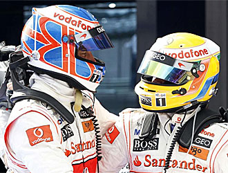 Button y Hamilton se felicitan tras acabar la carrera.