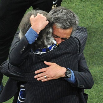 Moratti y Mourinho se abrazan tras la consecución del histórico Triplete
