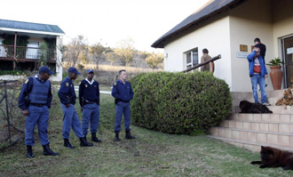 La polica custodia la casa donde se hospedaban los periodistas que han sido desvalijados