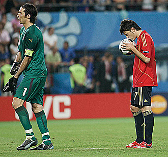 Villa besa el baln antes de tirar su penalti a Buffon en la pasada Eurocopa.