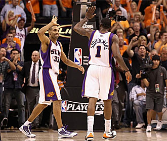 Stoudemire y Hill 'chocan' la mano en un partido de los Suns.
