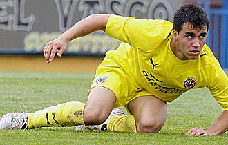 Joselu, en el suelo durante un partido del Villarreal C, espera debutar en el filial de Segunda divisin