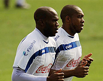 Suazo y Palacios haciendo carrera contnua en un entrenamiento.