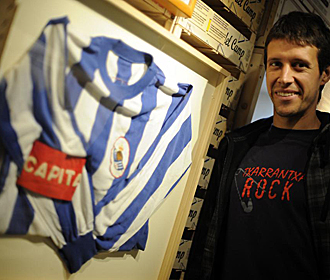 Mikel Aranburu posa delante de un cuadro en el Museo de la Real Sociedad con la camiseta de capitn del ltimo ascenso 'txuri urdin', el de Puertollano hace 43 aos