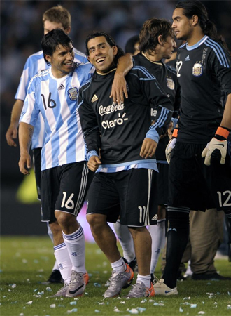 Tevez y Agero celebran una victoria argentina.
