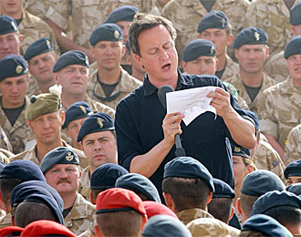David Cameron ley el mensaje de Capello a las tropas.
