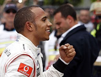 Hamilton aprieta el puo y sonre tras conseguir la 'pole'.