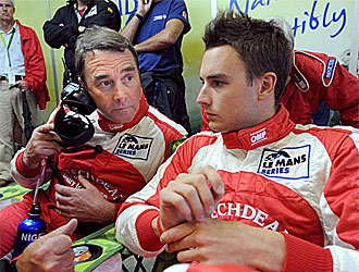 Nigel Mansell habla con su hijo Greg el pasado jueves durante unas prcticas en Le Mans.