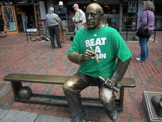 La estatua de Red Auerbach, en Boston