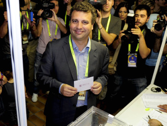 Ferrer, depositando su voto en la urna