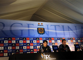 Messi e Higuan, en rueda de prensa