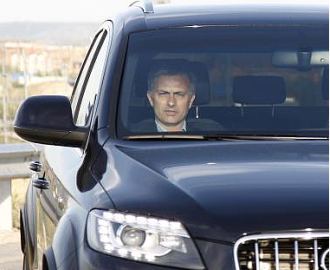 Jos� Mourinho, saliendo de Valdebebas, durante una visita a las instalaciones blancas antes de sus vacaciones.