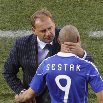 Weiss charla con Sestak, uno de los jugadores ms peligrosos de Eslovaquia