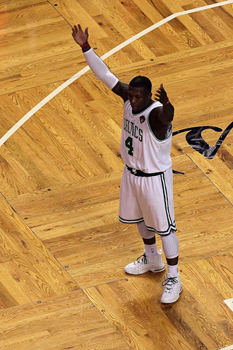 Nate Robinson celebra la victoria de los Celtics en el quinto partido.