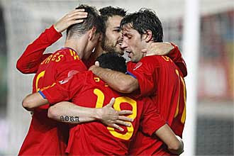 Los jugadores de La Roja celebran un gol en el partido amistoso que disput Espaa contra Polonia