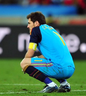 Casillas se lamenta en el partido frente a Suiza.