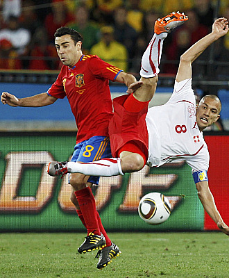 Xavi fue sometido a un fuerte marcaje por los jugadores suizos