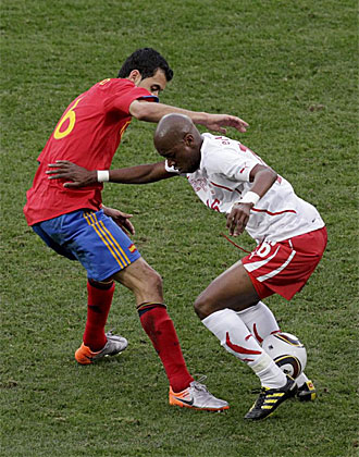 Busquets pugna con el suizo Gelson Fernandes durante el partido.