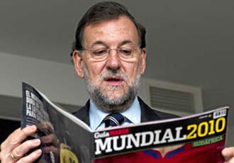 Rajoy lee atentamente la Gua MARCA del Mundial