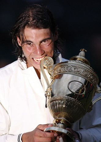 Nadal posa con el trofeo de Wimbledon en 2008.