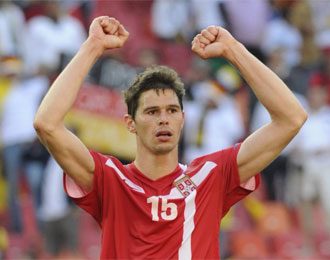 Zigic celebra la victoria serbia ante Alemania