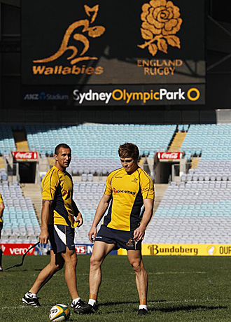 Los australianos Quade Cooper y el joven James O'Connor posan junto a un oval en el Olmpico de Sidney un da antes de volver a medirse a Inglaterra, a la que ya ganaron hace siete das en Perth