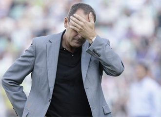 Vctor Fernndez se lamenta durante el choque del Betis.