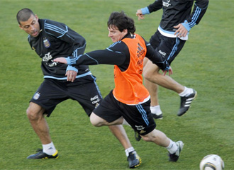 Samuel pelea por un bal�n con Messi, durante un entrenamiento de la albiceleste