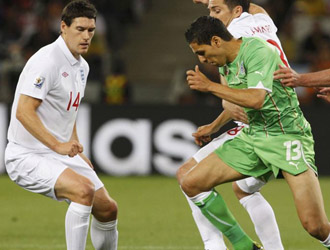 Gareth Barry en una jugada del partido Inglaterra-Argelia