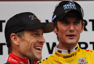 Armstrong con Franck Schleck en el podio de Suiza