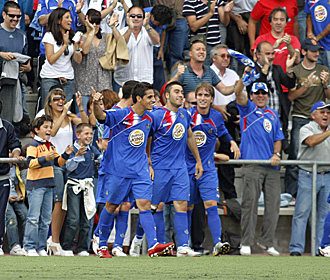 Los jugadores del filial del Getafe celebran el gol de Rudy ante el Portugalete en la eliminatoria de ascenso