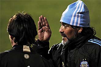 Diego Armando Maradona da instrucciones a Lionel Messi durante un entrenamiento de la selecci�n argentina