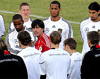 El seleccionador alemn, arengando a sus jugadores en un entrenamiento