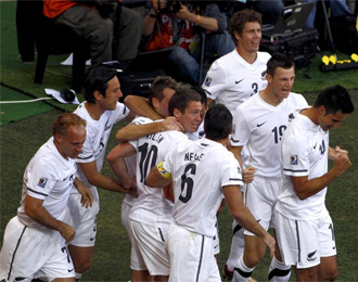 Los jugadores de Nueva Zelanda celebran su gol contra Italia.