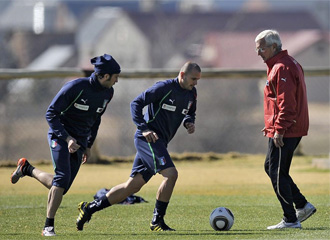 Lippi observa a Pepe y Pazzini durante un entrenamiento de la seleccin italiana