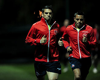Los chilenos Mark Gonzlez y Alexis Snchez, en plena carrera durante un entrenamiento.