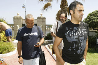 Ferreira (izquierda) pase por Málaga con su segundo entrenador