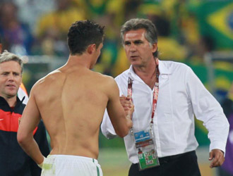 Queiroz felicitando a Cristiano Ronaldo tras el t�rmino del partido Portugal-Brasil