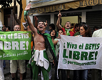 Aficionados del Betis protestan contra Lopera